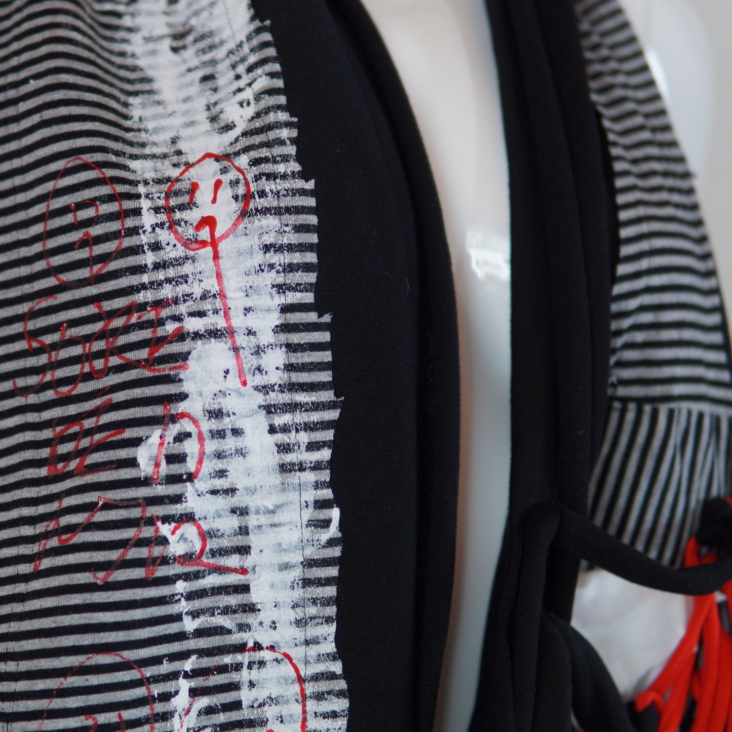 Face No.004 | Fabric Art グレーxブラックしましまデザイン– 黒スカーフ