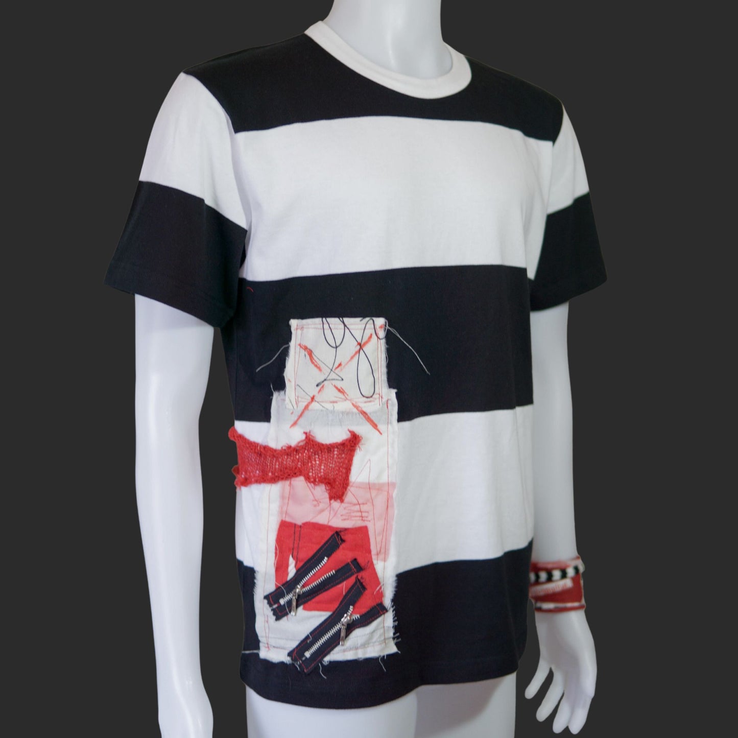 Schwarz-weiß gestreiftes Tokyo-Punk-T-Shirt!