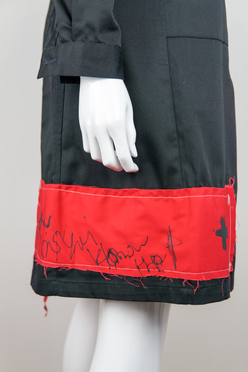 schwarzer Mantel