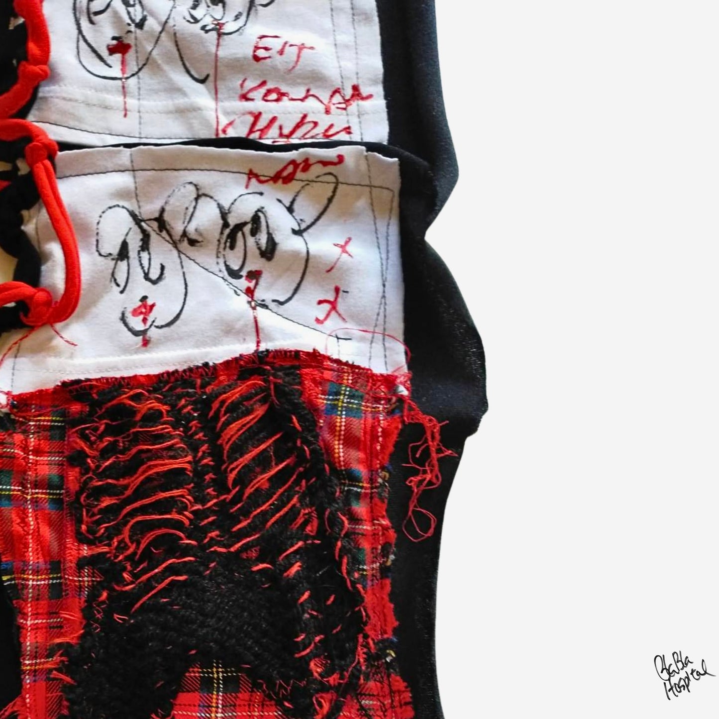 Face No.003 | Fabric Art 赤チェックデザイン – 黒スカーフ　