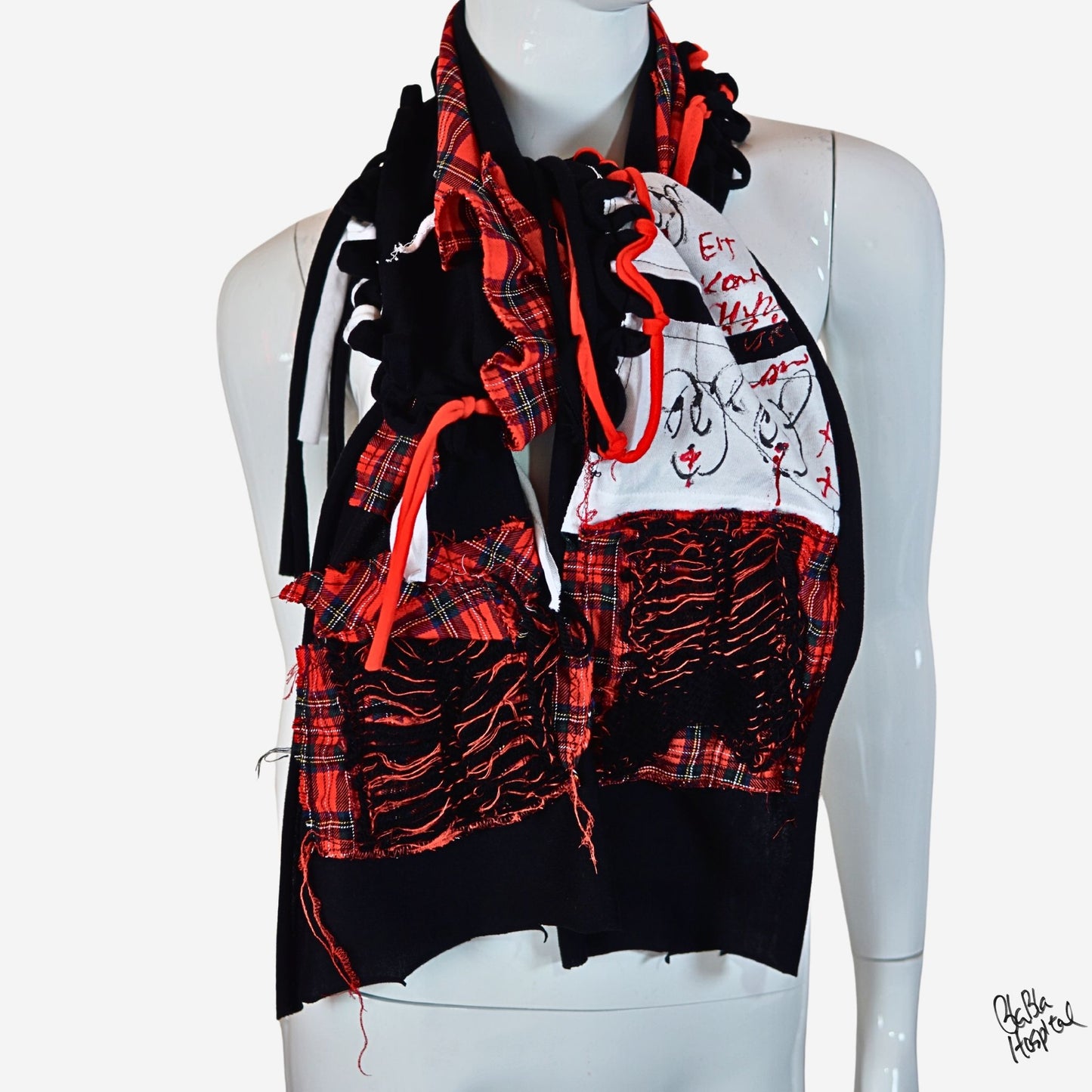 Face No.003 | Fabric Art 赤チェックデザイン – 黒スカーフ　
