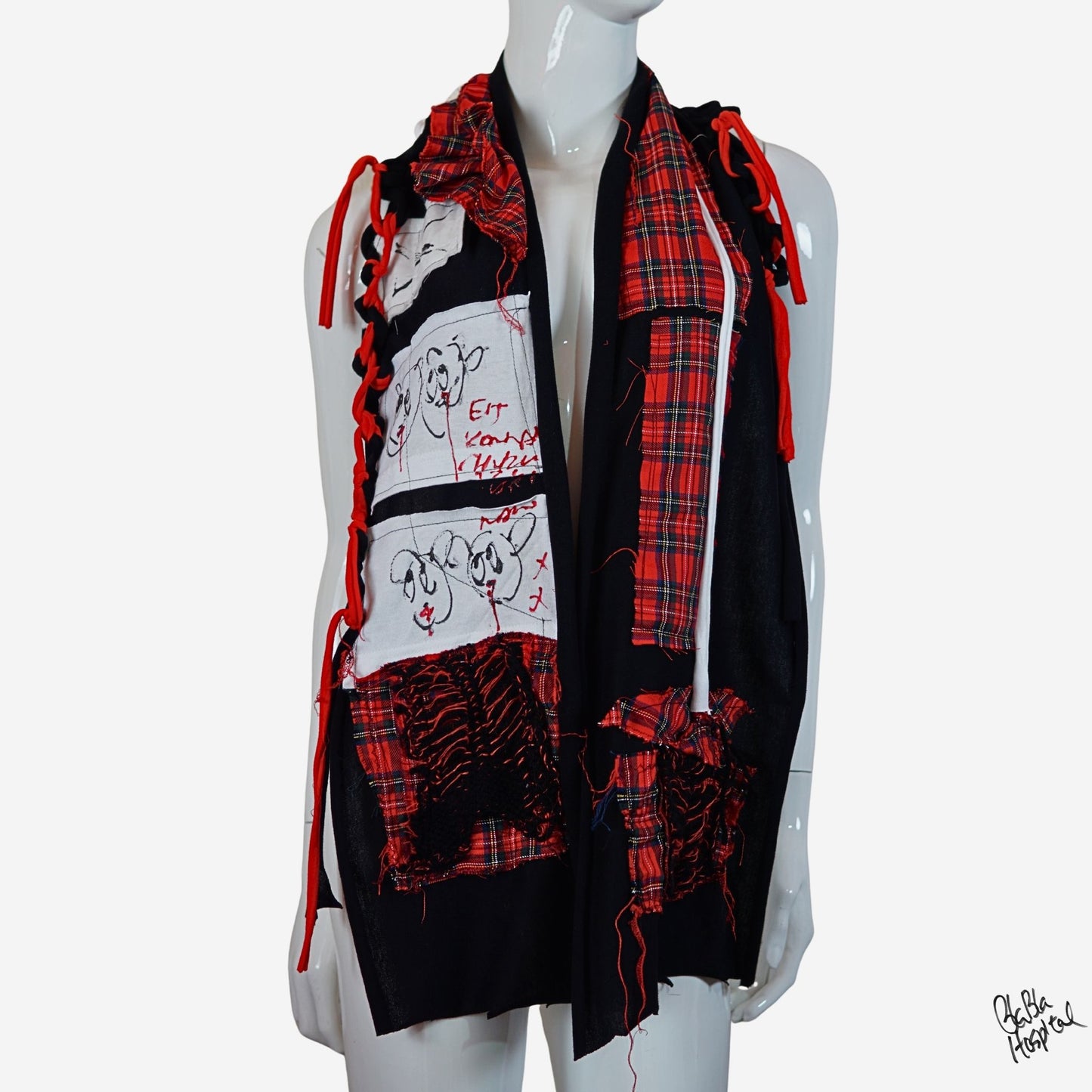 Face No.003 | Fabric Art 赤チェックデザイン – 黒スカーフ　
