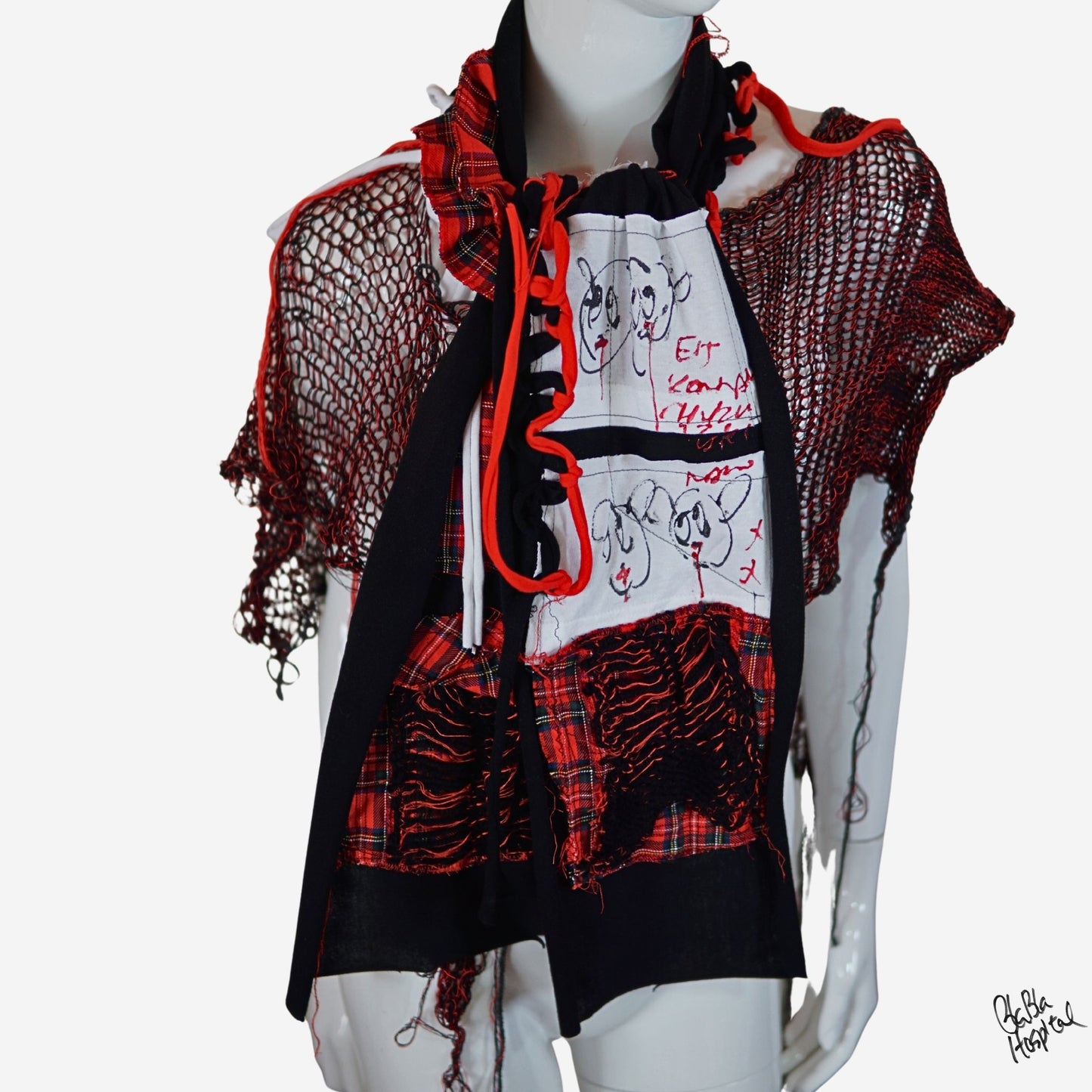 Face No.003 | Fabric Art 赤チェックデザイン – 黒スカーフ　