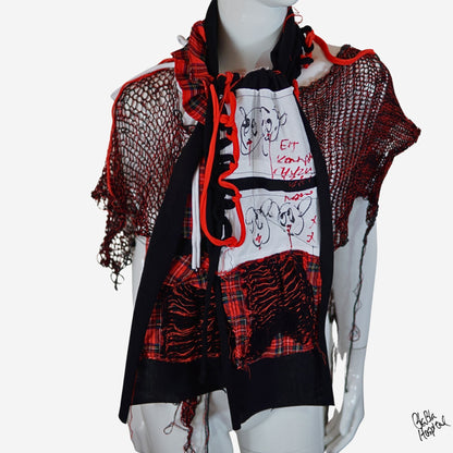 Face No.003 | Fabric Art 赤チェックデザイン – 黒スカーフ　
