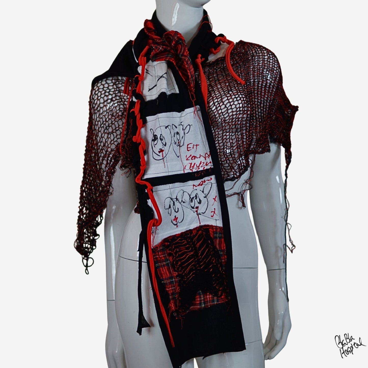Face No.003 | Fabric Art 赤チェックデザイン – 黒スカーフ　