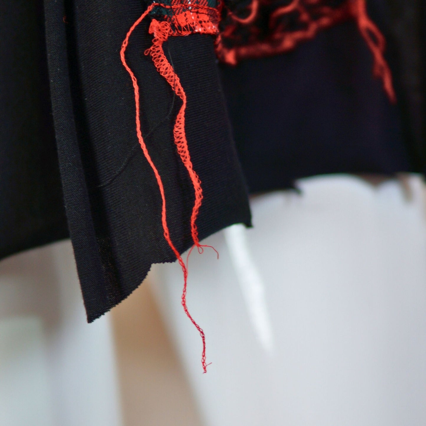 Face No.003 | Fabric Art 赤チェックデザイン – 黒スカーフ　
