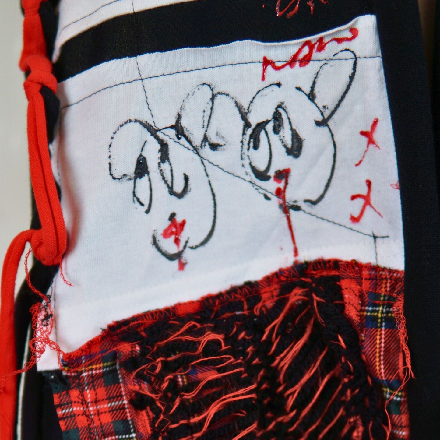 Face No.003 | Fabric Art 赤チェックデザイン – 黒スカーフ　