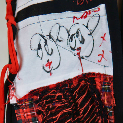 Face No.003 | Fabric Art 赤チェックデザイン – 黒スカーフ　
